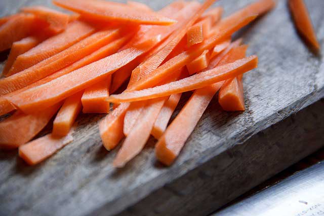 Морковь, порезанная для сушки