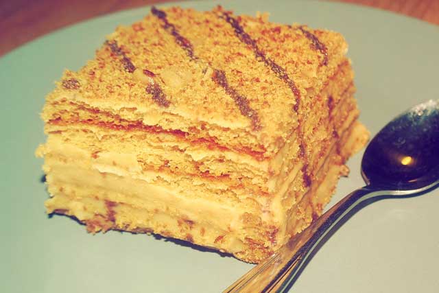 Кусок торта Наполеон