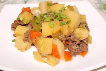 Тушеные кабачки с мясом и картошкой