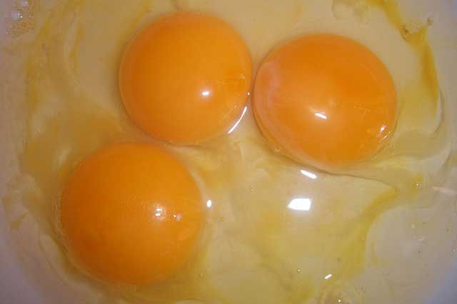 Вред сырых яиц
